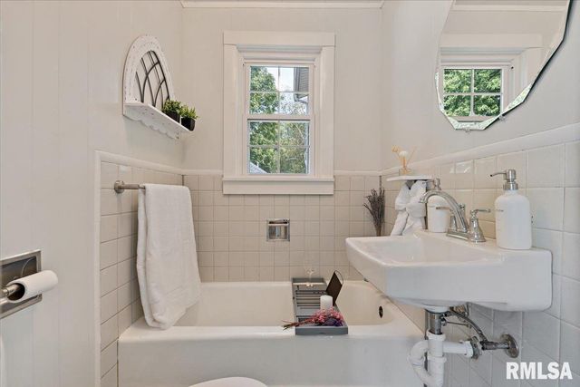 608 S OAKWOOD Avenue, Geneseo, IL 61254