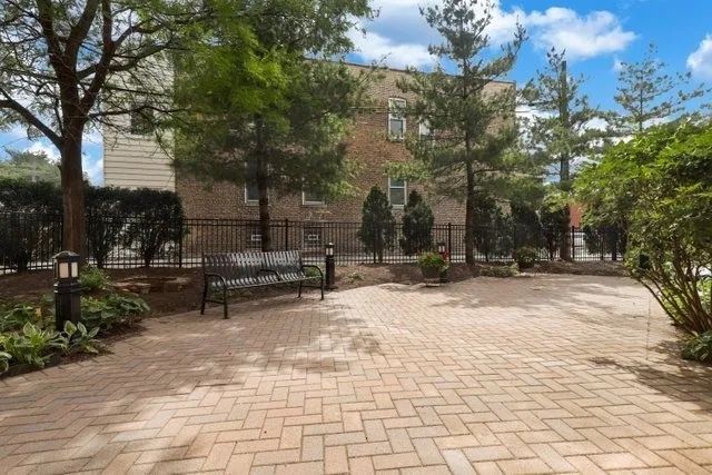 5036 W PENSACOLA Avenue 302, Chicago, IL 60630