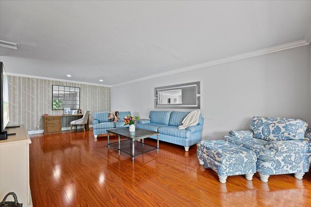 206 Lake Susan Lane, West Palm Beach, FL 33411