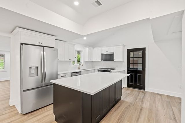 322 River Rd, Andover, MA 01810
