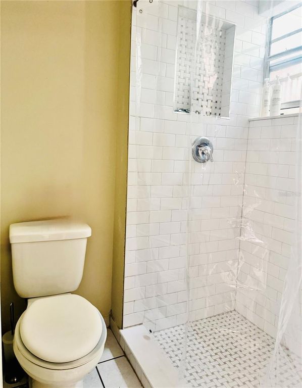 Image 12 of property listing at 1303 DUNHILL DRIVE, Longwood, FL 32750