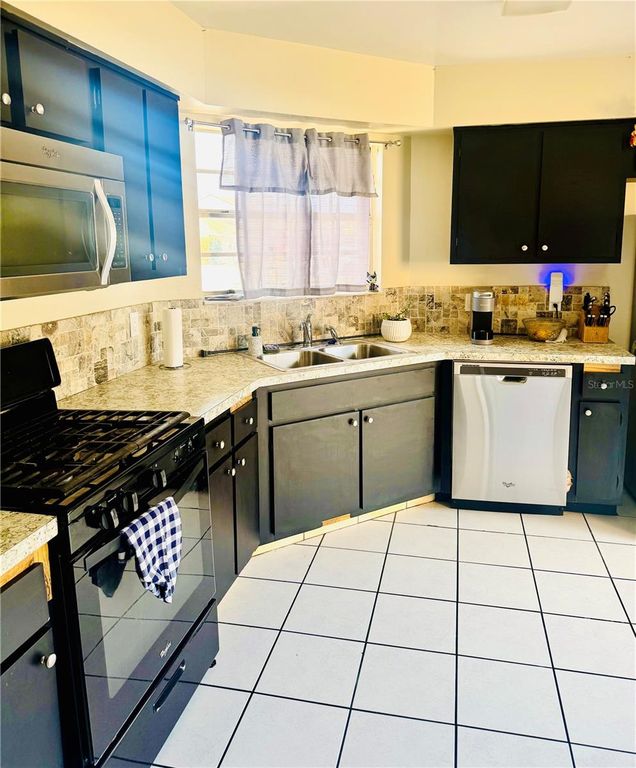 Image 7 of property listing at 1303 DUNHILL DRIVE, Longwood, FL 32750