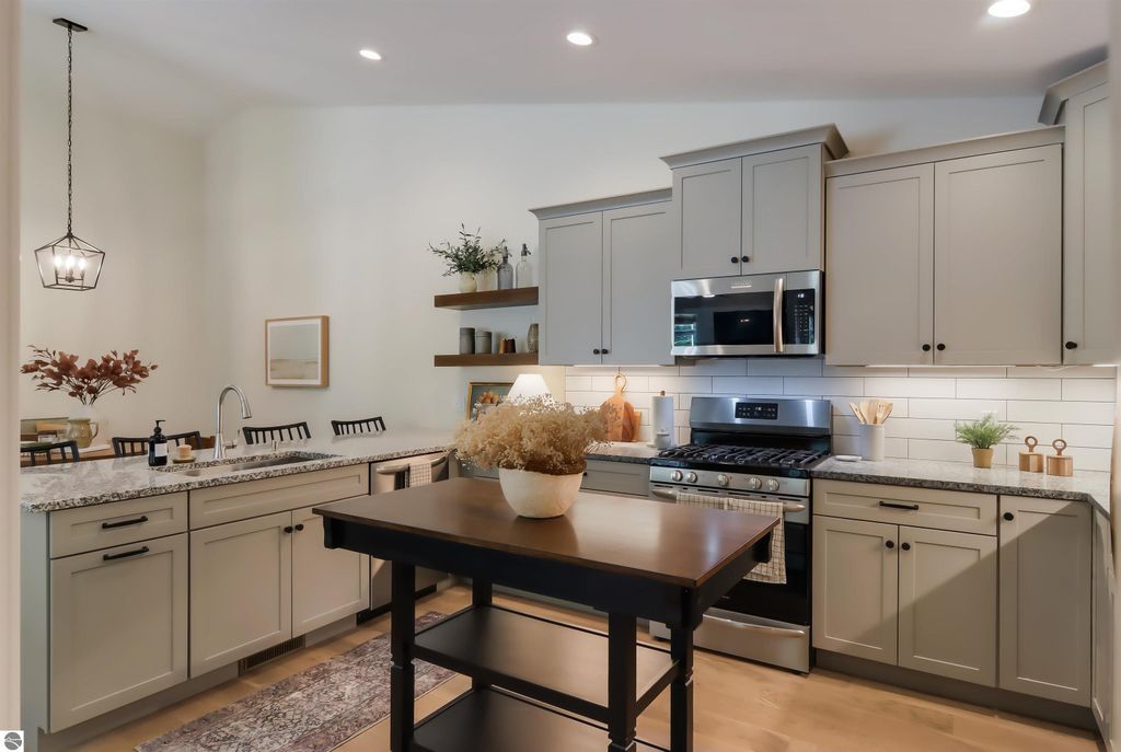 Image 14 of property listing at 1733 Linden Avenue # 17, Traverse City, MI 49686