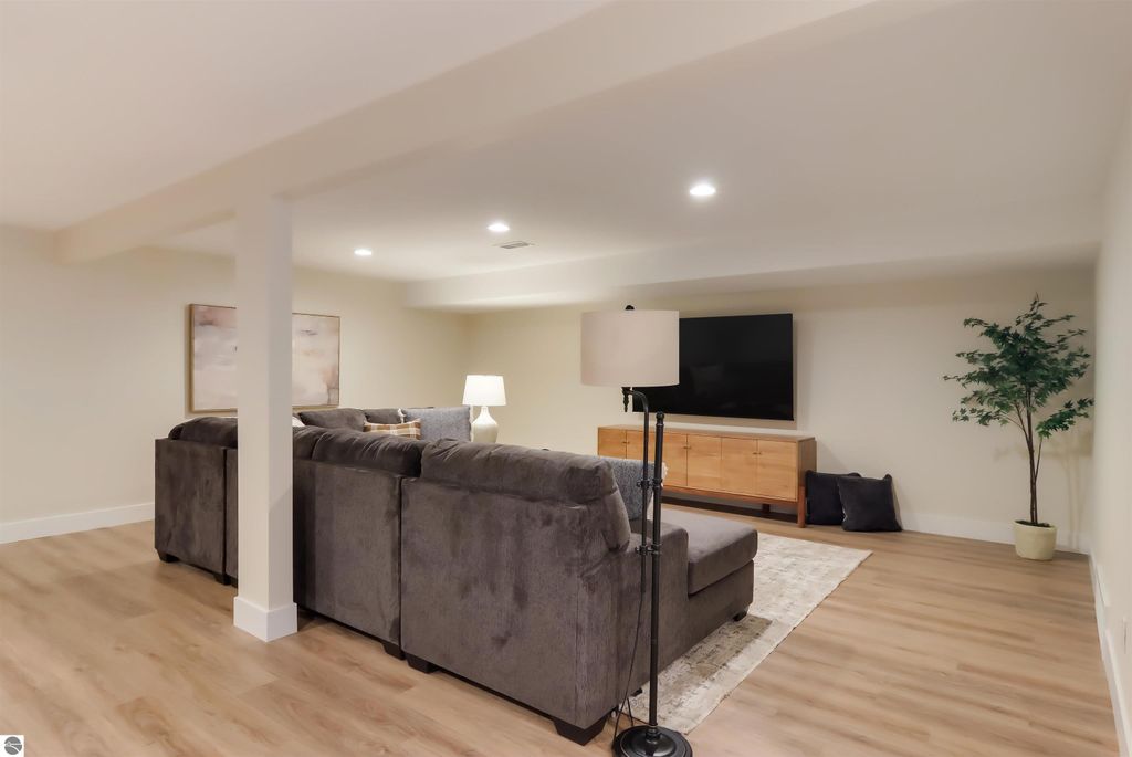 Image 25 of property listing at 1733 Linden Avenue # 17, Traverse City, MI 49686