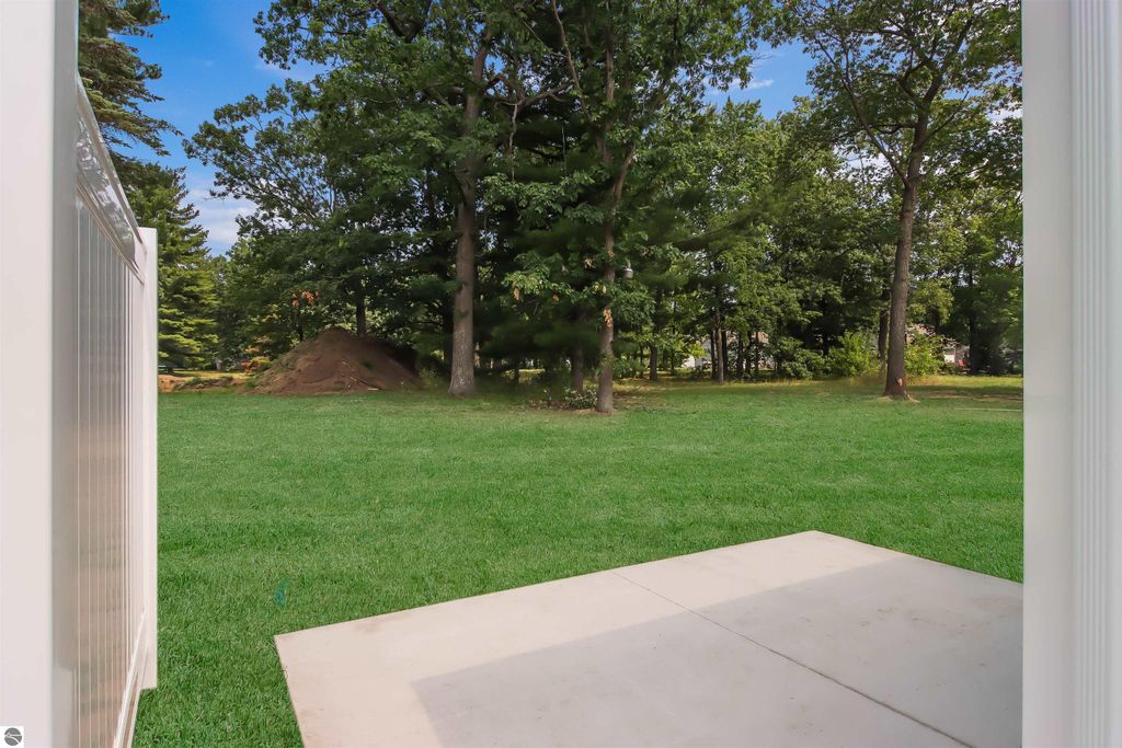 Image 3 of property listing at 1733 Linden Avenue # 17, Traverse City, MI 49686