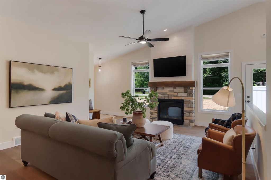 Image 4 of property listing at 1733 Linden Avenue # 17, Traverse City, MI 49686