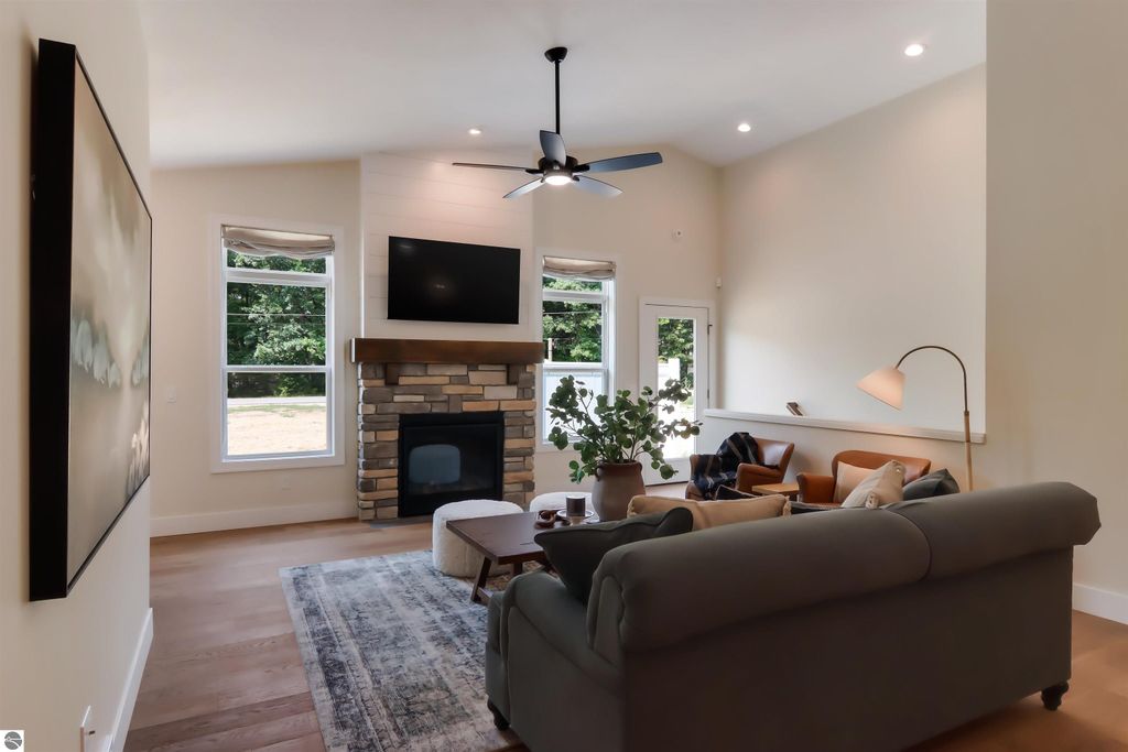 Image 5 of property listing at 1733 Linden Avenue # 17, Traverse City, MI 49686