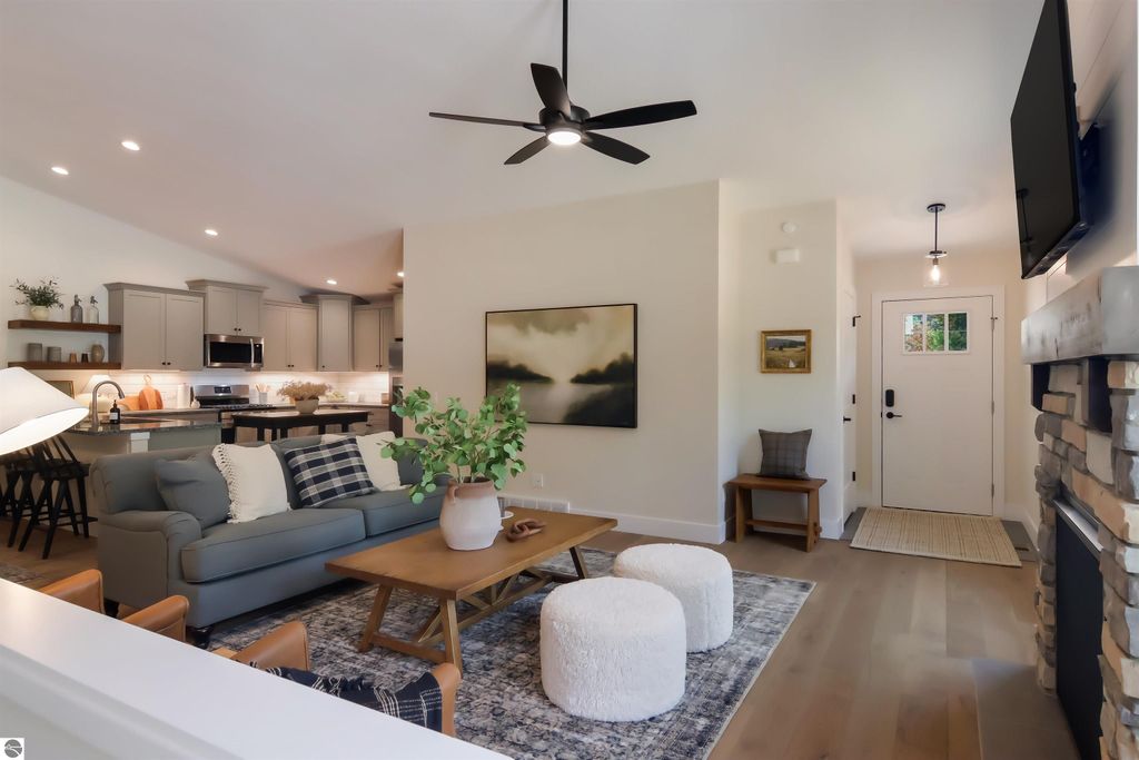 Image 7 of property listing at 1733 Linden Avenue # 17, Traverse City, MI 49686