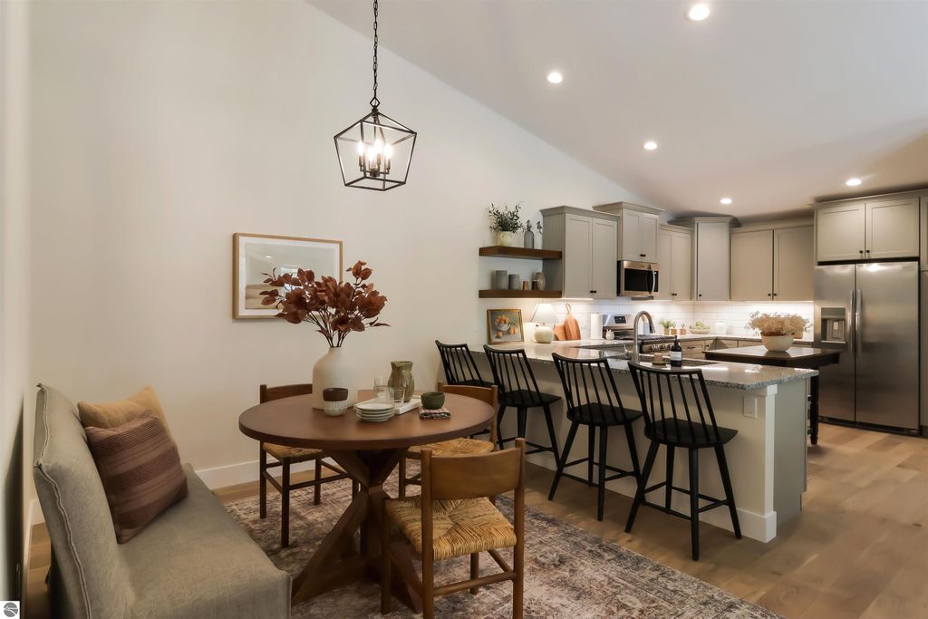 Image 9 of property listing at 1733 Linden Avenue # 17, Traverse City, MI 49686