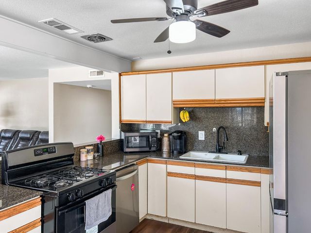 560 W Stuart Avenue, Clovis, CA 93612