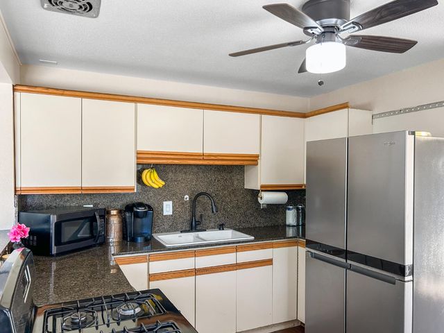 560 W Stuart Avenue, Clovis, CA 93612