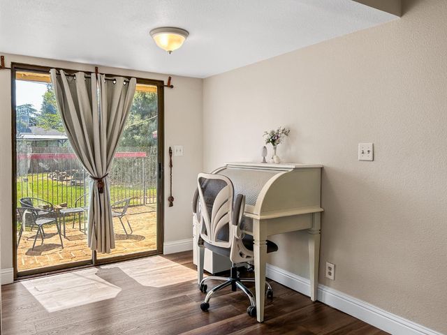 560 W Stuart Avenue, Clovis, CA 93612