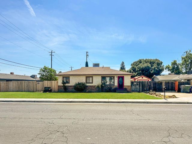 560 W Stuart Avenue, Clovis, CA 93612