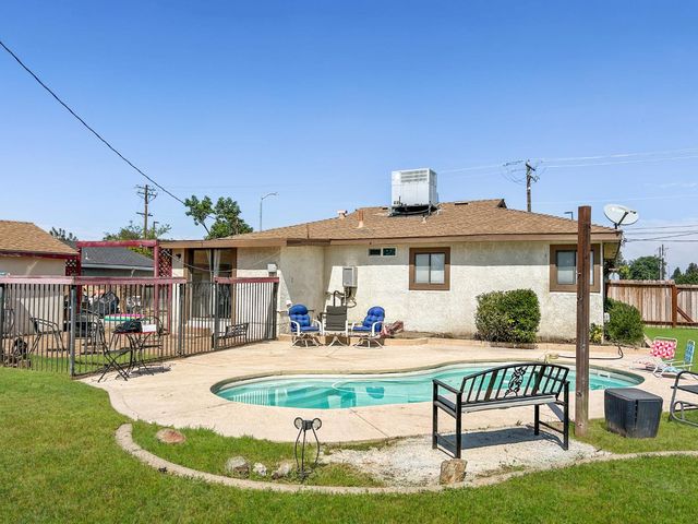 560 W Stuart Avenue, Clovis, CA 93612