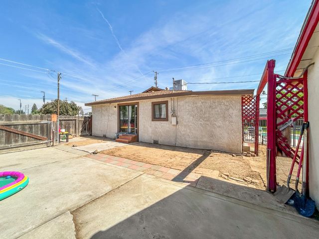 560 W Stuart Avenue, Clovis, CA 93612