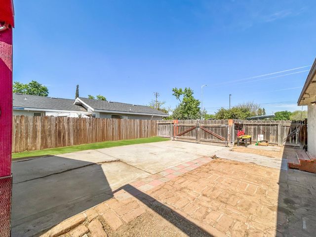 560 W Stuart Avenue, Clovis, CA 93612