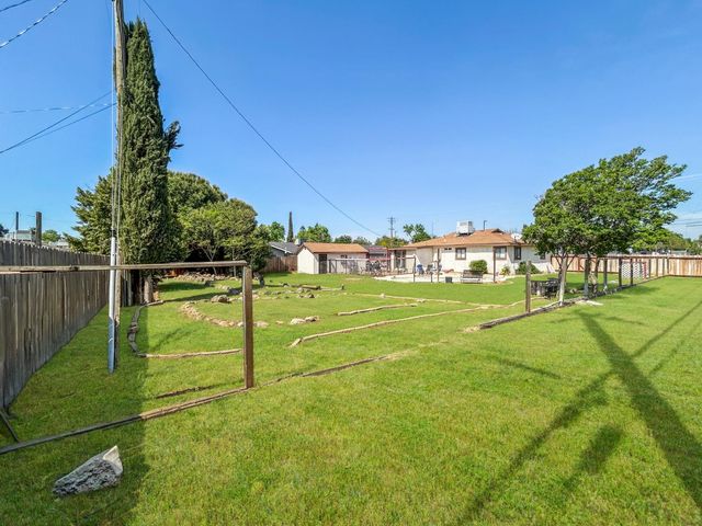 560 W Stuart Avenue, Clovis, CA 93612