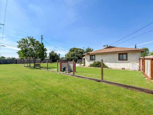 560 W Stuart Avenue, Clovis, CA 93612