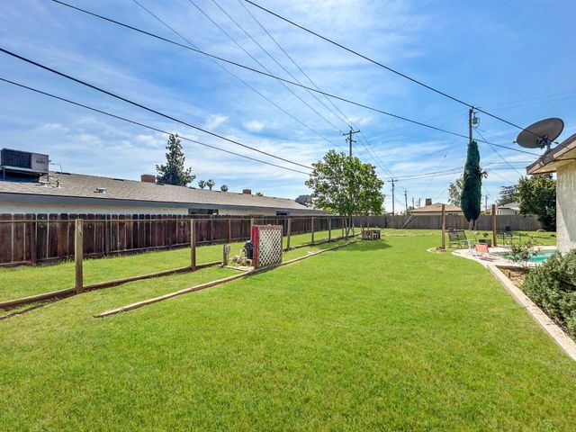 560 W Stuart Avenue, Clovis, CA 93612