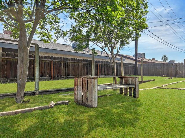 560 W Stuart Avenue, Clovis, CA 93612