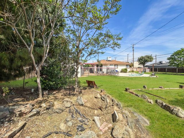 560 W Stuart Avenue, Clovis, CA 93612