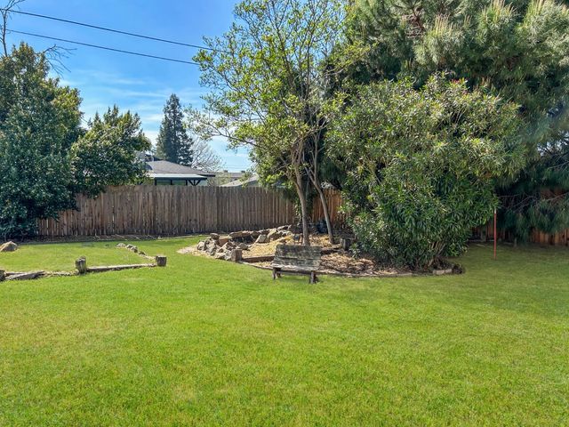 560 W Stuart Avenue, Clovis, CA 93612
