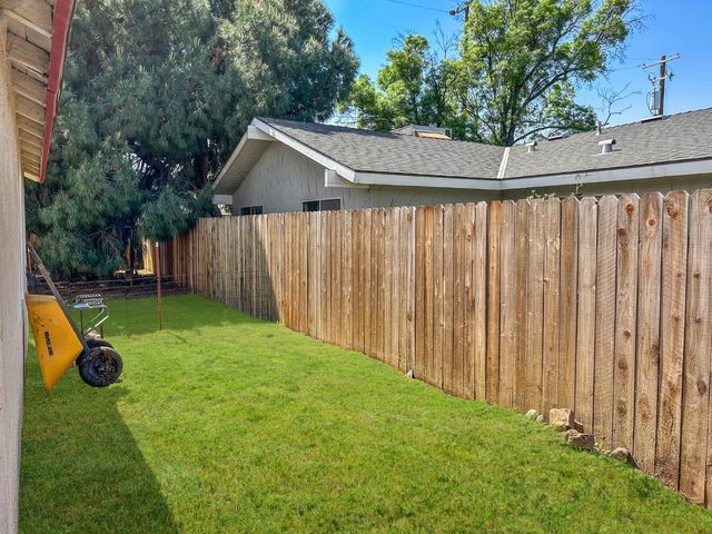 560 W Stuart Avenue, Clovis, CA 93612
