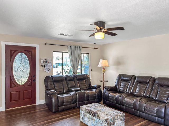 560 W Stuart Avenue, Clovis, CA 93612