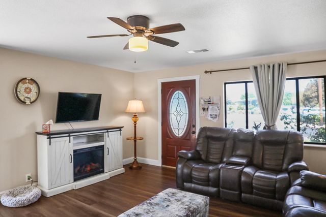 560 W Stuart Avenue, Clovis, CA 93612