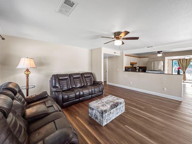 560 W Stuart Avenue, Clovis, CA 93612