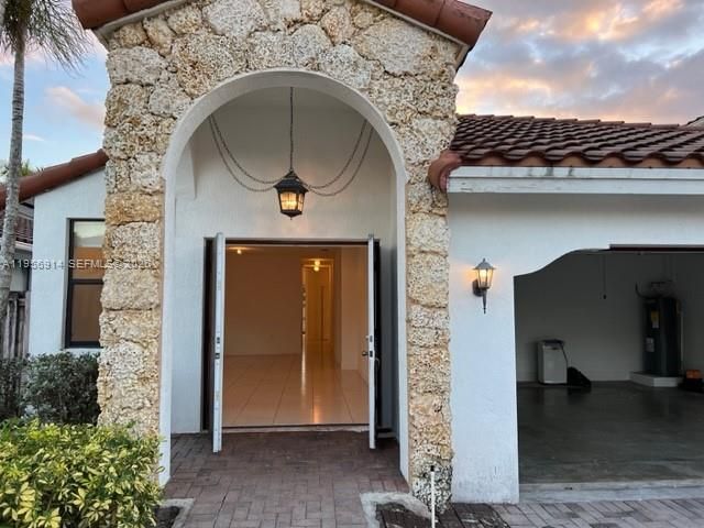 9952 NW 10th St 9952, Miami, FL 33172