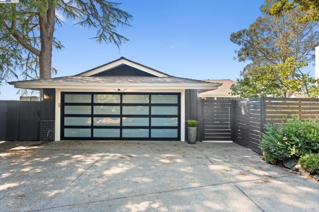 6153 Ascot Dr, Oakland, CA 94611