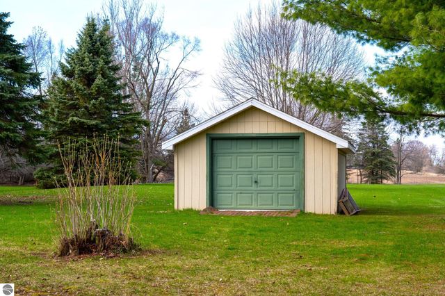 1735 Scully Road, Mt Pleasant, MI 48858