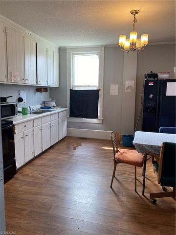 504 W Webb Avenue, Burlington, NC 27217