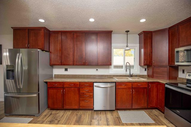 21 Birch Lane S, Fargo, ND 58103