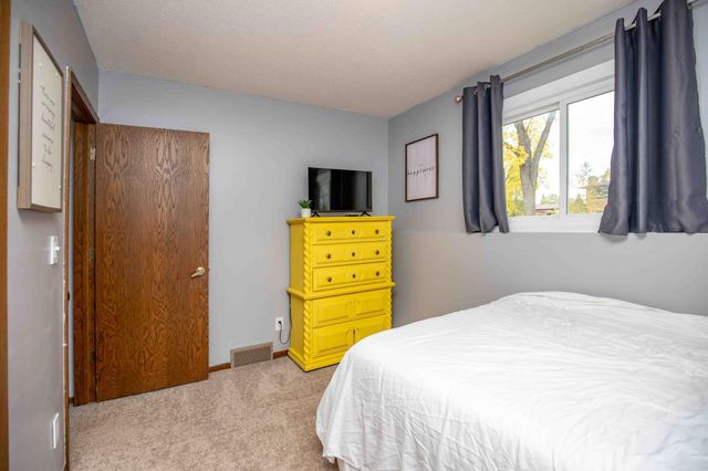 21 Birch Lane S, Fargo, ND 58103