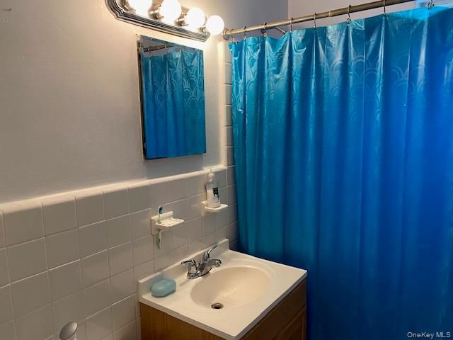 254-25 75th Avenue 2nd fl, Glen Oaks, NY 11004