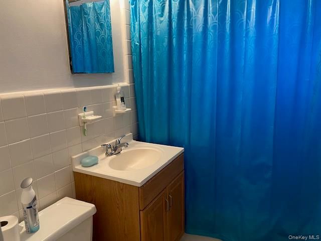 254-25 75th Avenue 2nd fl, Glen Oaks, NY 11004