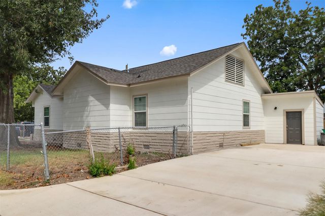 101 E James Street, Baytown, TX 77520