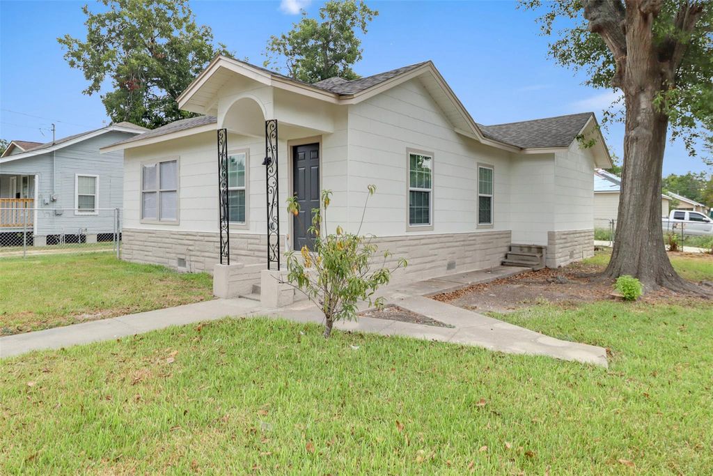 101 E James Street, Baytown, TX 77520