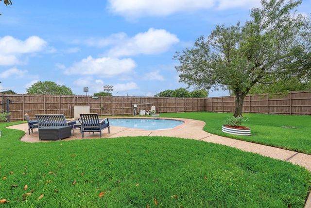 834 Rock Creek Lane, Red Oak, TX 75154