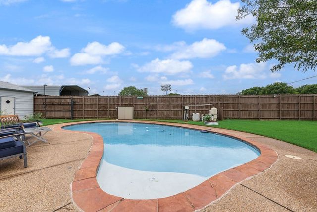834 Rock Creek Lane, Red Oak, TX 75154