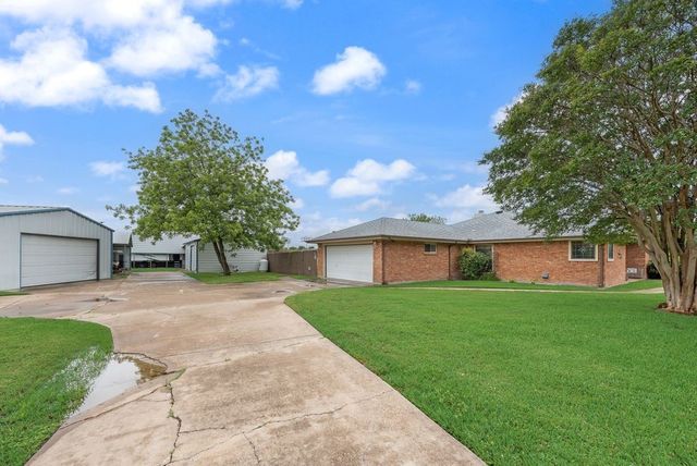 834 Rock Creek Lane, Red Oak, TX 75154