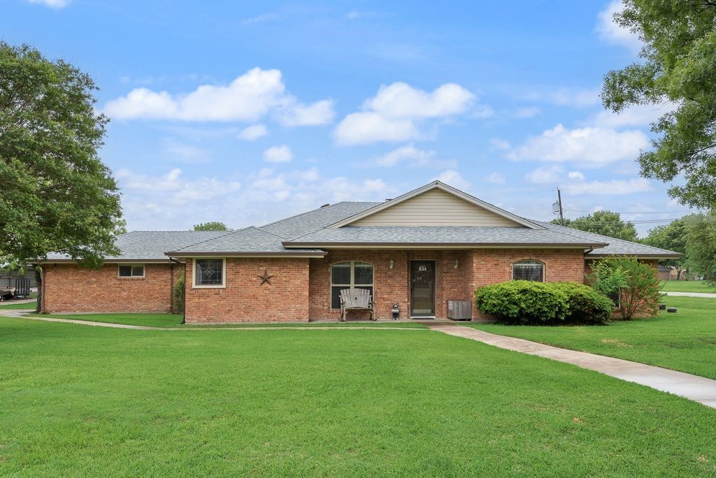 834 Rock Creek Lane, Red Oak, TX 75154
