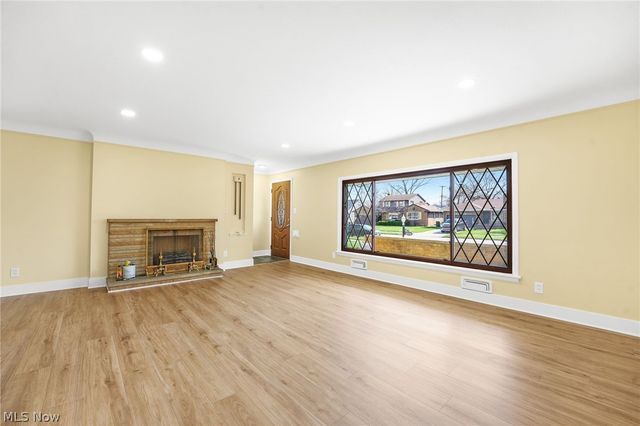 6370 Manchester Road, Parma, OH 44129