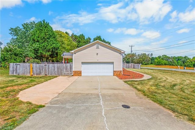 565 Adams Gate Road, Winston-salem, NC 27107