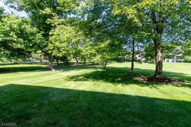 69 Taylor Dr, Franklin Twp., NJ 08823