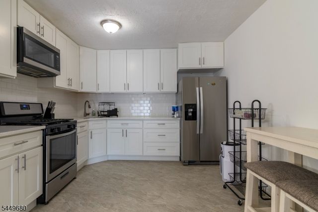 69 Taylor Dr, Franklin Twp., NJ 08823