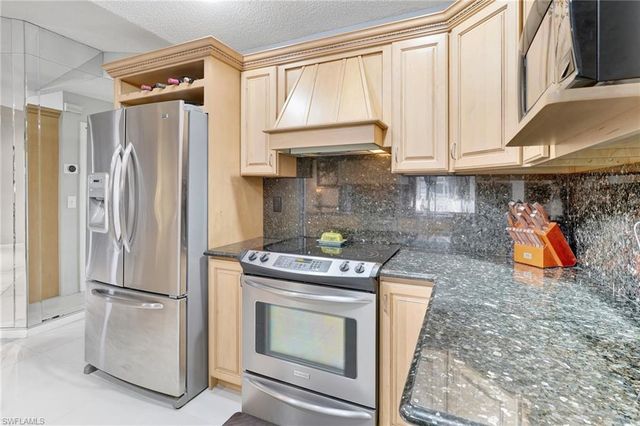 423 SE 17th ST, Cape Coral, FL 33990