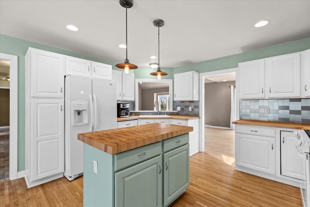 4413 Magna Vista DRIVE, Jackson, WI 53037